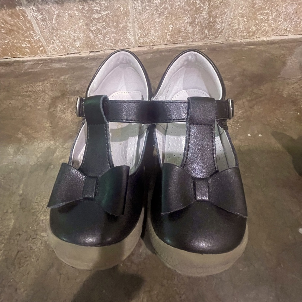 L’Amour Black Bow T-Strap Mary Janes in like new condition size 10